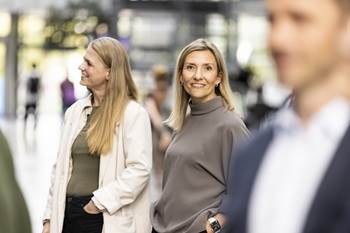 Billede af kvinde i atrium