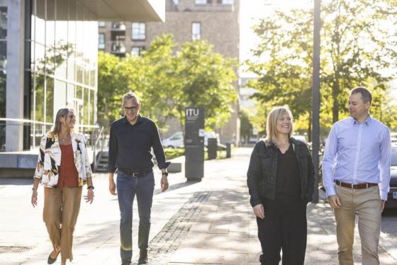 Fire kursister går foran ITU