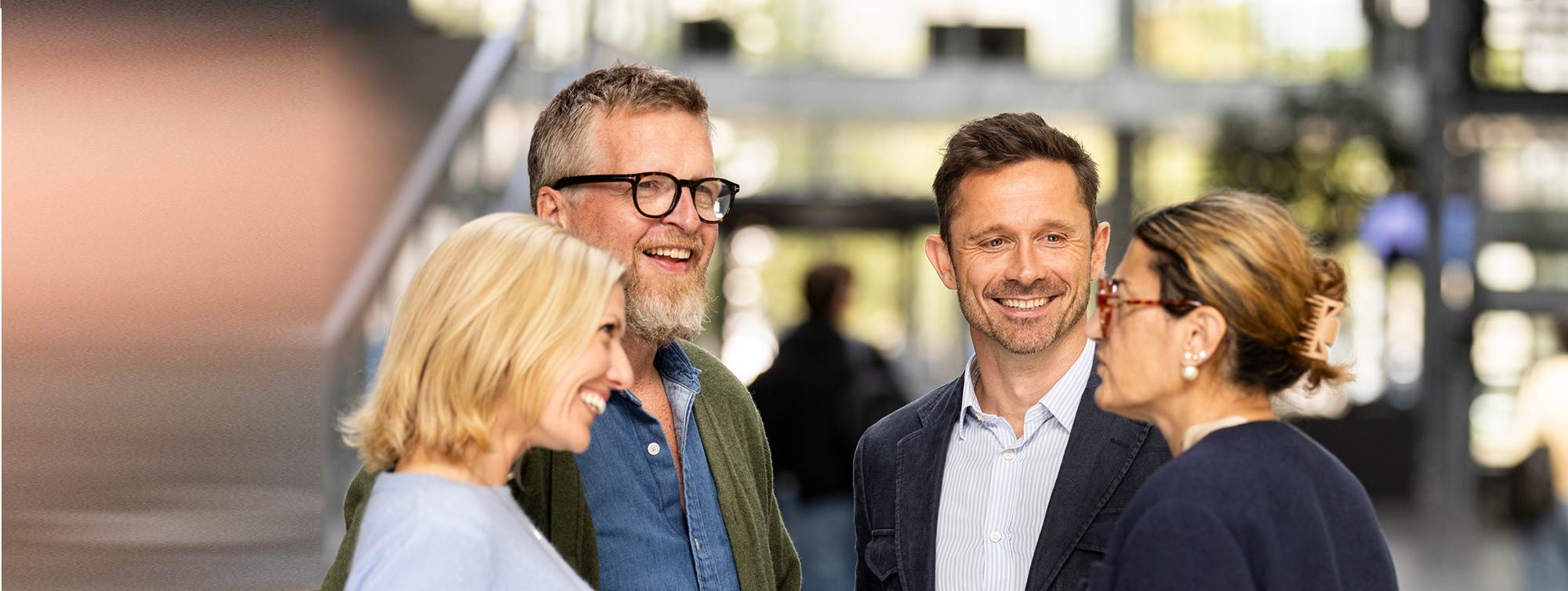 Fire kursister i atrium