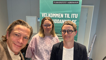 En forsker og to journalister i podcaststudie