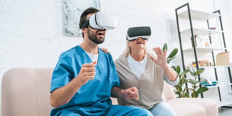 Podcast om digitalisering og sundhed: Væk med medicinen, på med VR-brillen! 