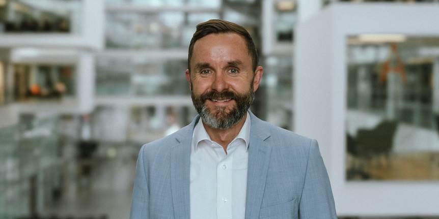 Professorportræt: Oliver Krancher udforsker viden og læring i den digitale arbejdsplads