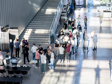 Studerende i atrium