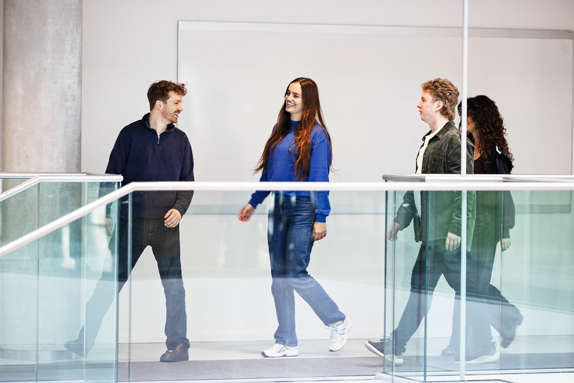 Studerende går rundt på campus