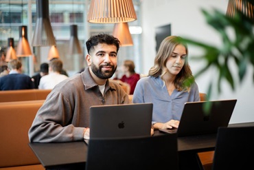 To studerende arbejder på deres computer